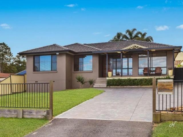 SPACIOUS FOUR BEDROOM FAMILY HOME IN A PRIME LAKESIDE LOCATION