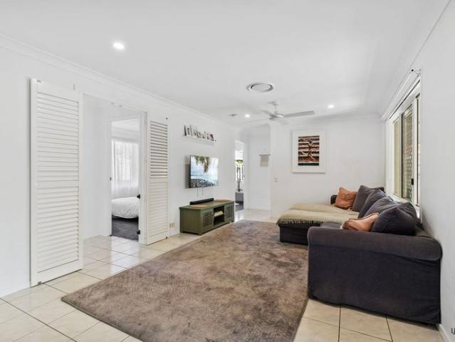 Spacious Four Bedroom Family Home in Quiet Cul de Sac Furnished