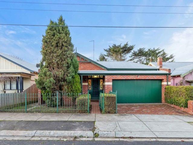 Spacious Four Bedroom Family Home in walking distance to Lake Wendouree