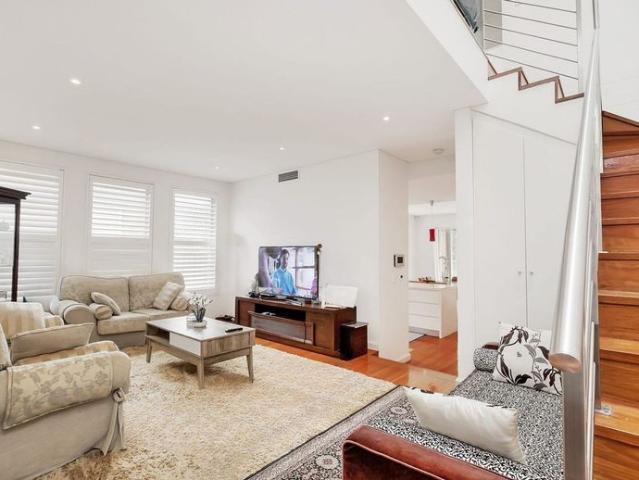 Spacious Four Bedroom Family Home Moments from Eastgardens