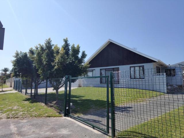 Spacious four bedroom family house to rent close to Panorama Mediclinic