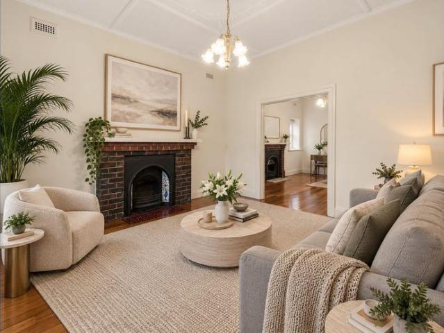 Spacious Four bedroom Family Living Opposite EE Gunn Reserve