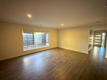 SPACIOUS FOUR BEDROOM HOUSE IN CLYDE NORTH!