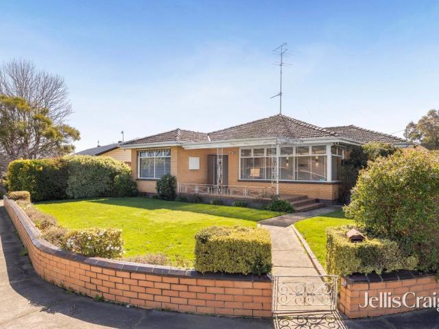 Spacious Four Bedroom Home with Modern Kitchen & Double Garage