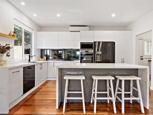 SPACIOUS FOUR BEDROOM HOME WITH PANORAMIC VIEWS AND DESIGNER FINISHES