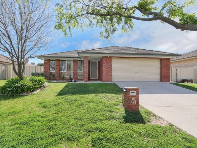 Spacious Four Bedroom Home in Bandiana