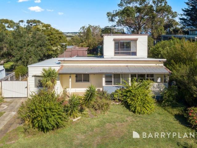 Spacious Four Bedroom Home in Coastal Ventnor