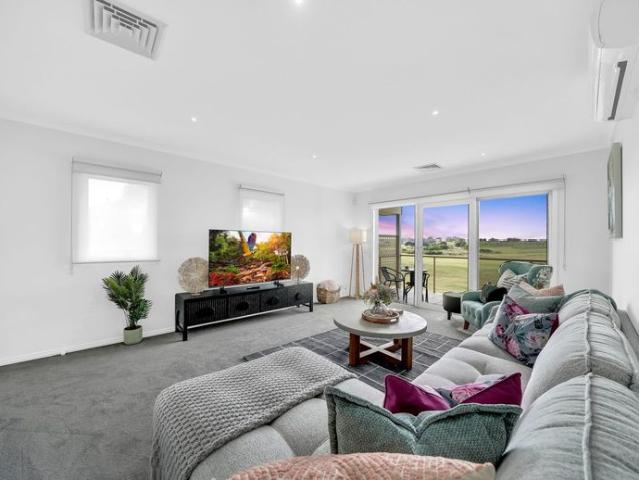 Spacious Four Bedroom Home in Sanctuary Lakes Estate