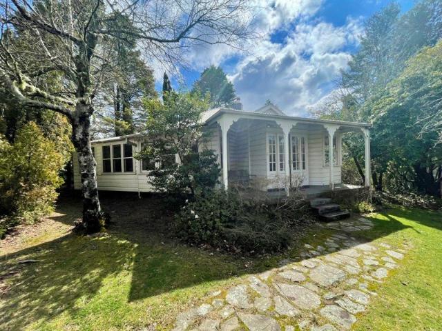 Spacious Four Bedroom Home Opposite Leura Golf Course!