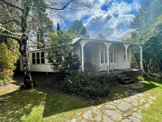 Spacious Four Bedroom Home Opposite Leura Golf Course!