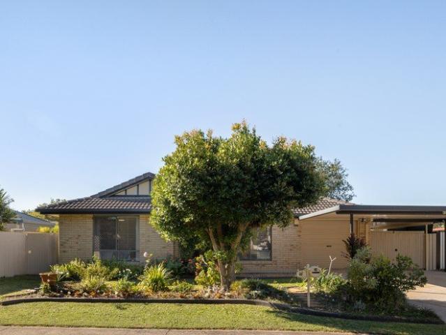 Spacious Four Bedroom Lowset Brick Home In Quiet Cul de sac Location!