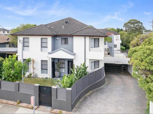 SPACIOUS FOUR BEDROOM TOWNHOUSE IN A CONVENIENT LOCATION