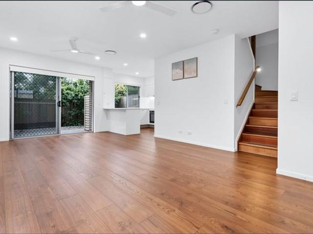 Spacious Four Bedroom Townhouse in Convenient Wynnum Location
