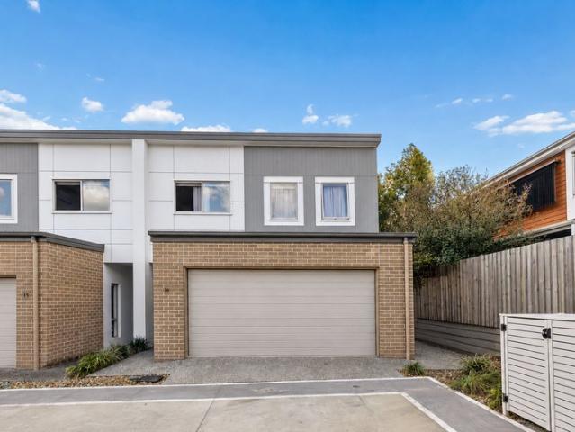 Spacious Four Bedroom Townhouse with 2.7m Ceilings & Double Garage