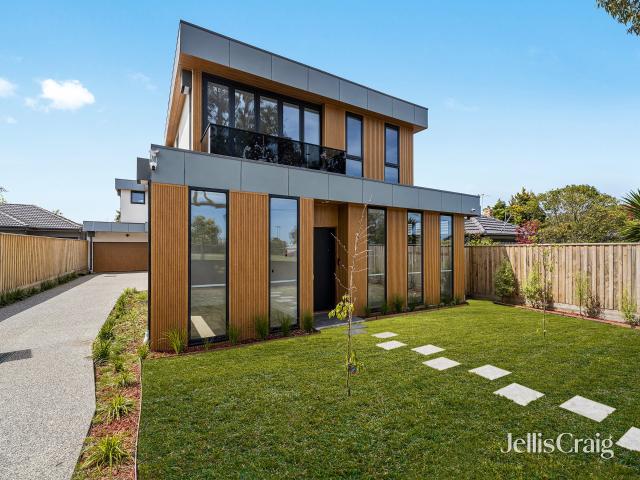 Spacious Four Bedroom Townhouse with Dual Kitchens
