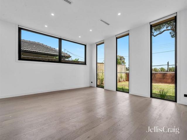 Spacious Four Bedroom Townhouse with Dual Kitchens
