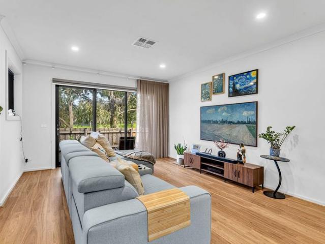 Spacious Four Bedroom Townhouse with Park Views
