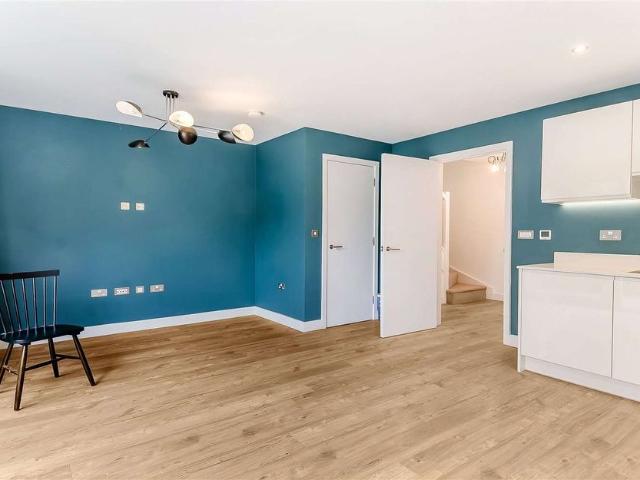 Spacious four to five bedroom end of terrace home in Cambridge