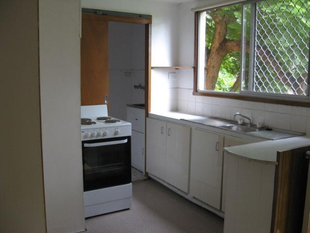 Spacious flat, easy walk to Westfield Shopping Centre