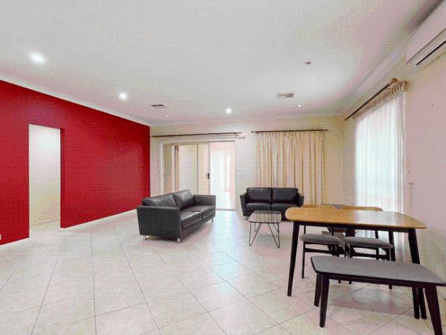 SPACIOUS FLAT, GREAT LOCATION!