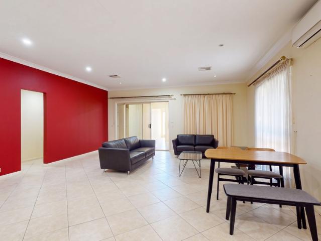 SPACIOUS FLAT, GREAT LOCATION!