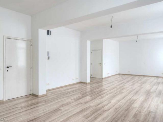 Spacious Flat in a Beautifully Renovated Townhouse!