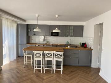 Spacious flat in excellent location near RER A