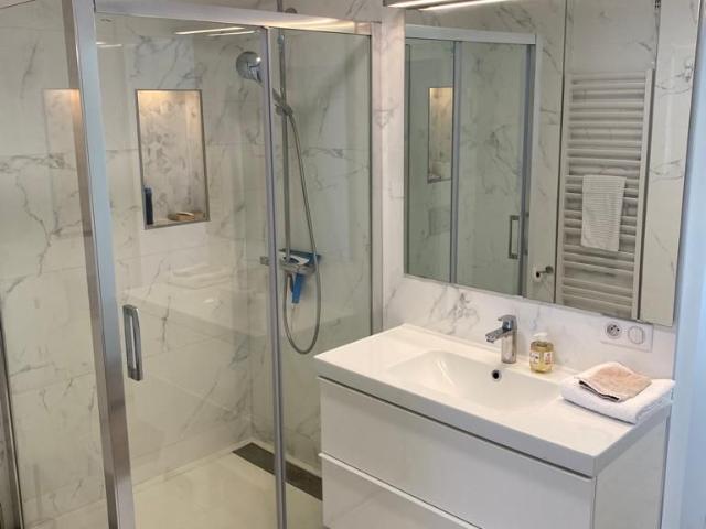 Spacious flat in excellent location near RER A