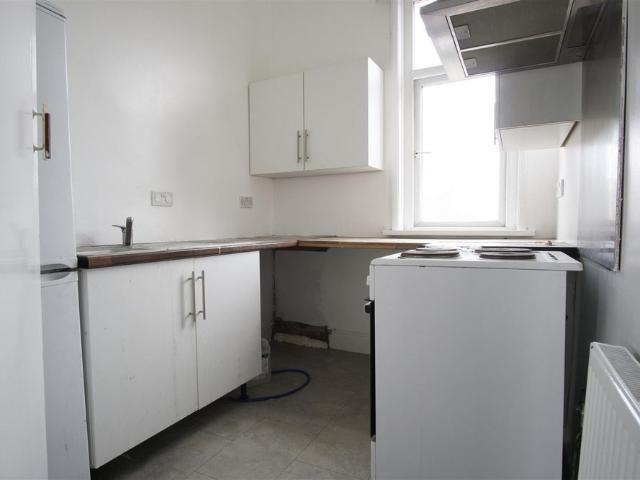 Spacious flat to rent on Ribbleton Avenue, Preston
