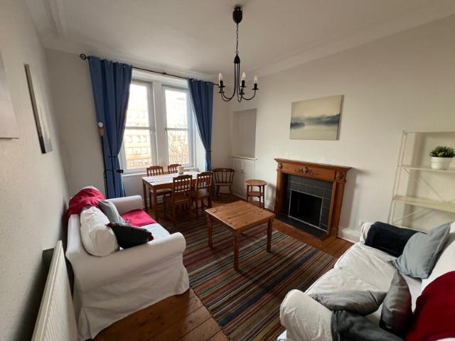 Spacious flat with three large double bedrooms HMO