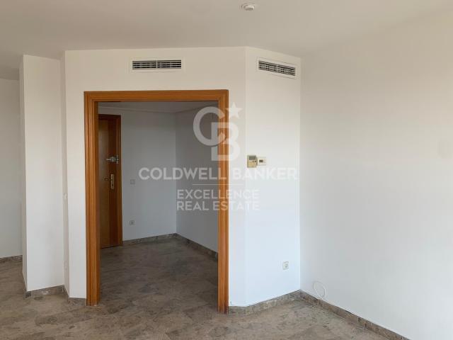 Spacious flat with unobstructed views in the City of Arts and Sciences