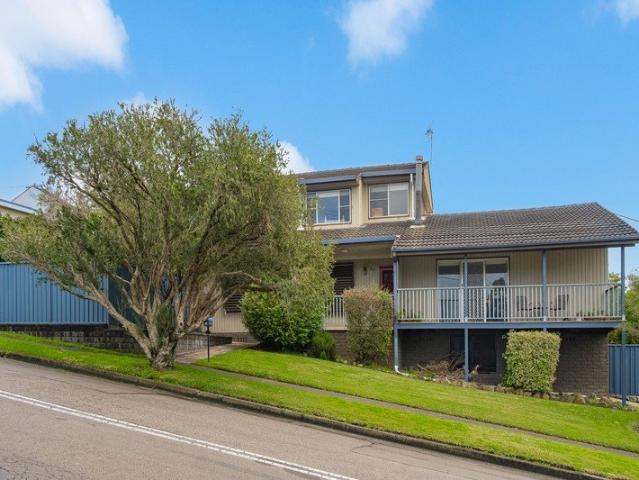 SPACIOUS, FLEXIBLE FLOORPLAN ON CORNER BLOCK OPPOSITE PARK