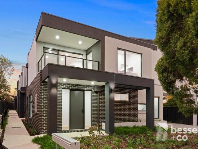 Spacious Front Townhouse with Outdoor Area