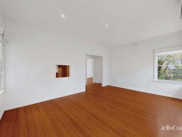Spacious Front Villa Unit in Premier Park Street Location