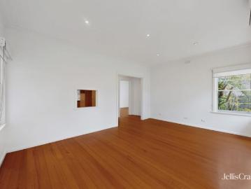 Spacious Front Villa Unit in Premier Park Street Location