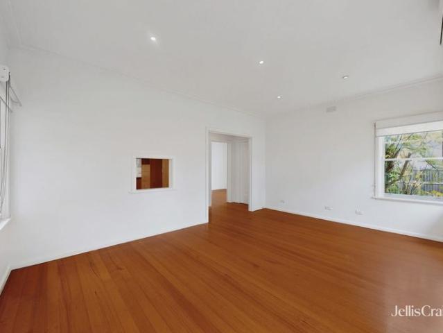 Spacious Front Villa Unit in Premier Park Street Location