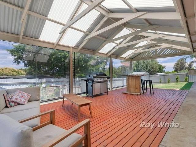 Spacious Freestanding Home in a Convenient Location!