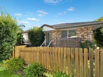 Spacious freestanding unit just a stroll to dreamy Tallow Beach