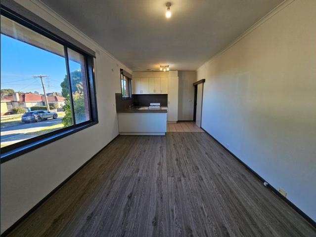 SPACIOUS FRESHLY PAINTED SINGLE LEVEL UNIT