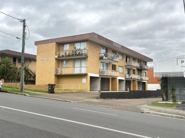 Spacious, Freshly Updated Apartment Steps from Coorparoo Square