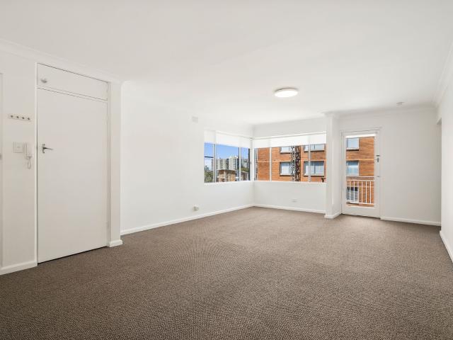 Spacious & Freshly Updated Apartment