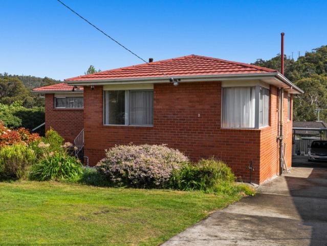 Spacious & Freshly Updated Family Home in Geilston Bay