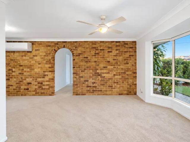 SPACIOUS & FRESHLY UPDATED HOME IN SOUGHT AFTER NORTH RISE ESTATE