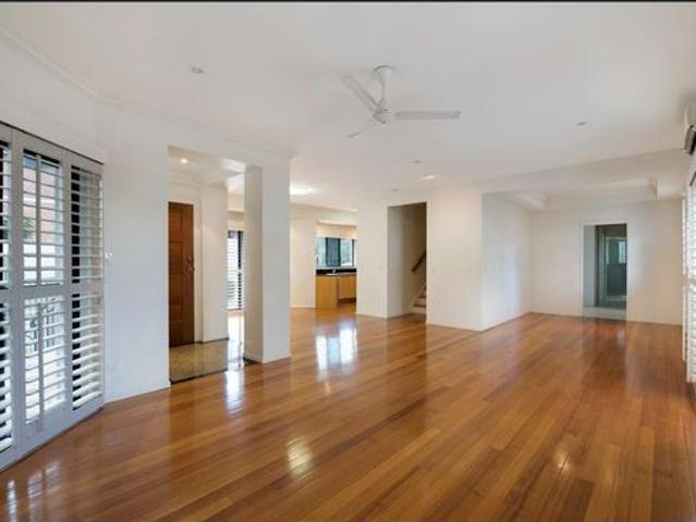 Spacious Fully Air Conditioned Townhouse in Prime Lifestyle Location