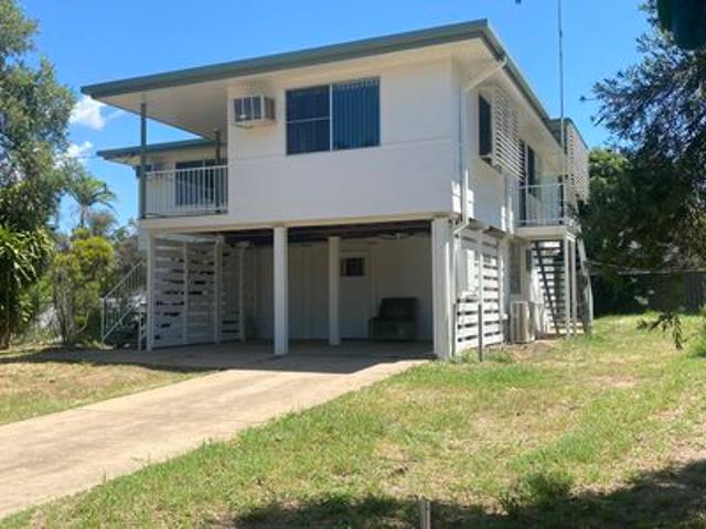 spacious fully furnished 6 bedroom home with dual living & outdoor entertainment!