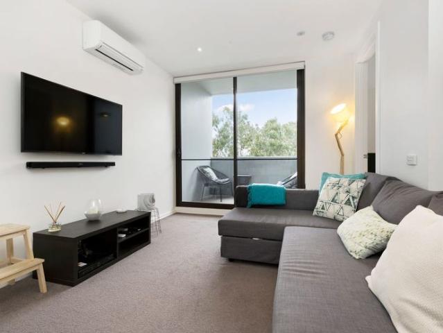 Spacious Fully Furnished Apartment Moments from Chapel Street