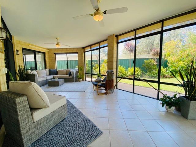 Spacious fully furnished family home in a quiet location