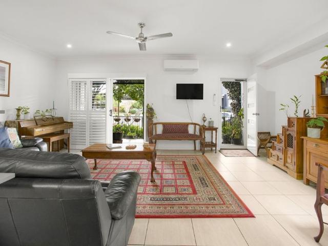 Spacious Fully Furnished Home with Spa in the Heart of Maroochydore 5 Months Only!