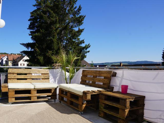 Spacious, fully furnished top floor apartment with lake view and near lido for temporary rent