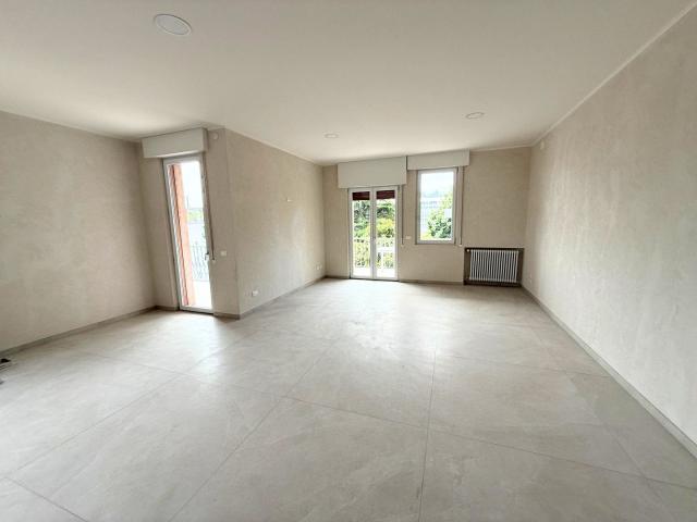 SPACIOUS, FULLY REMODELED APARTMENT WITH BALCONIES AND A GARAGE